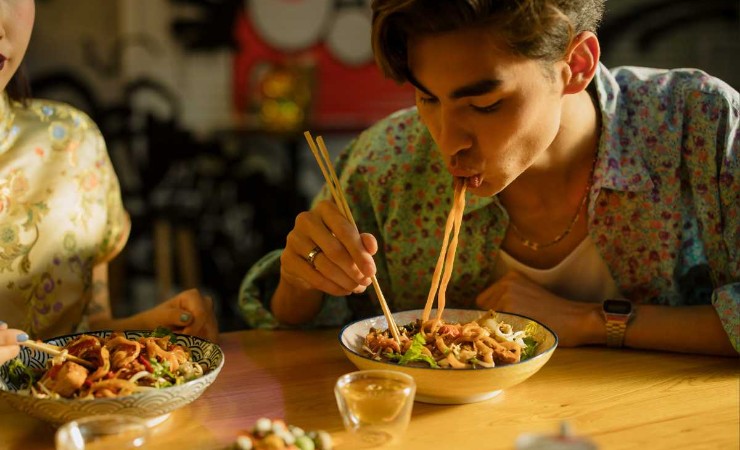 ragazzo che mangia spaghetti