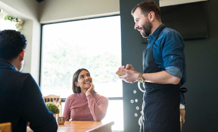 ragazzi che ordinano al ristorante