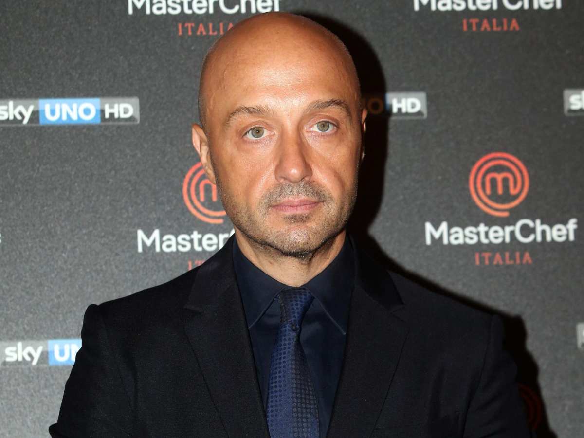 Primo piano di Joe Bastianich con espressione seria