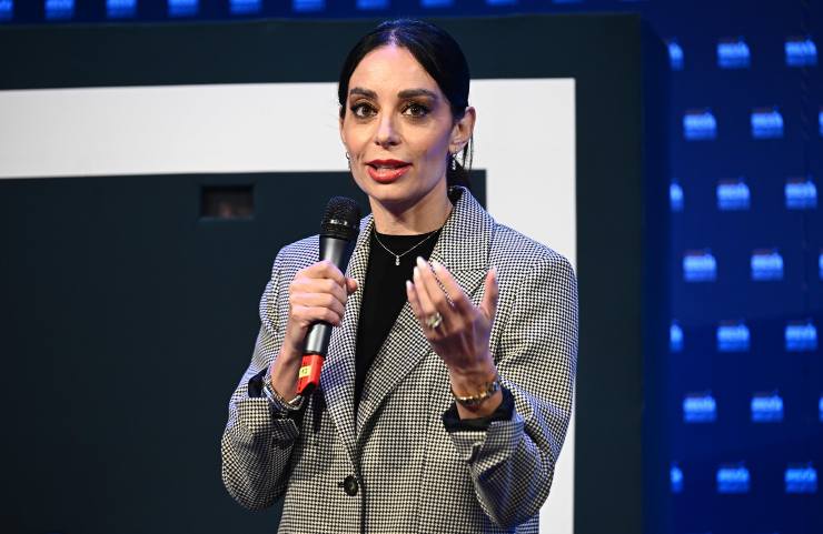 Debora Massari parla ad un evento con il microfono