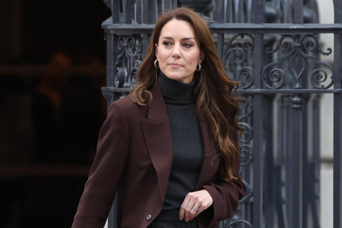 Kate Middleton esce dalla chiesa con espressione seria