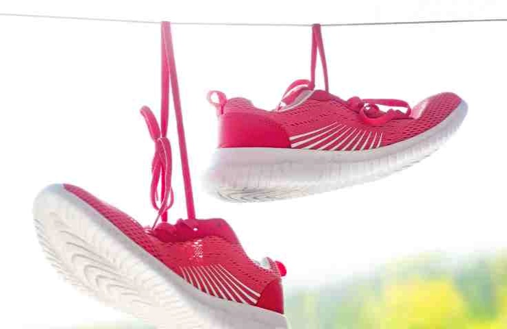 Scarpe appese ad asciugare