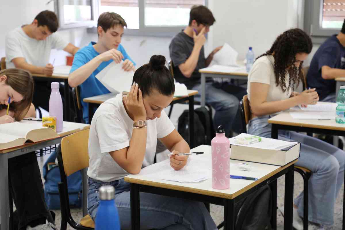 ragazzi schierati per l'esame di maturità