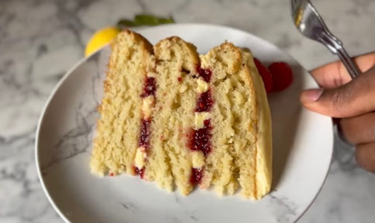 Fetta di torta servita su un piattino bianco