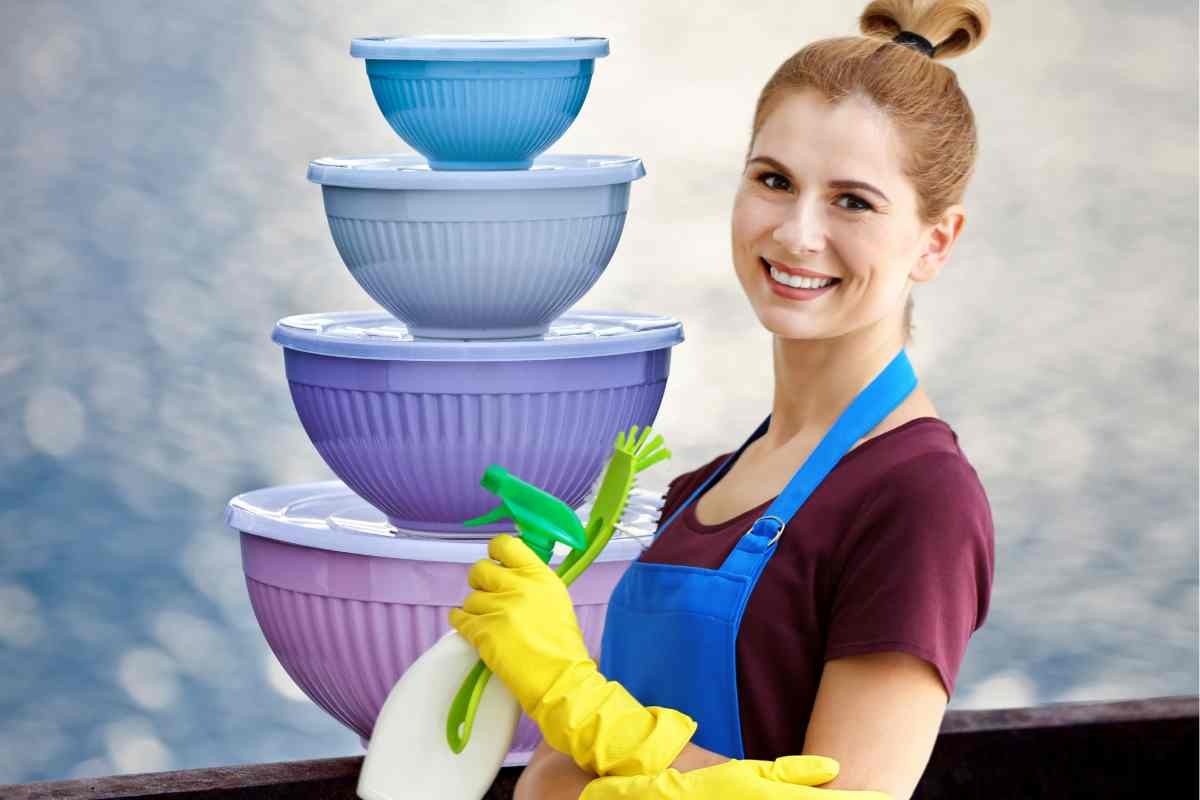 Donna con guanti da cucina e ciotole di plastica