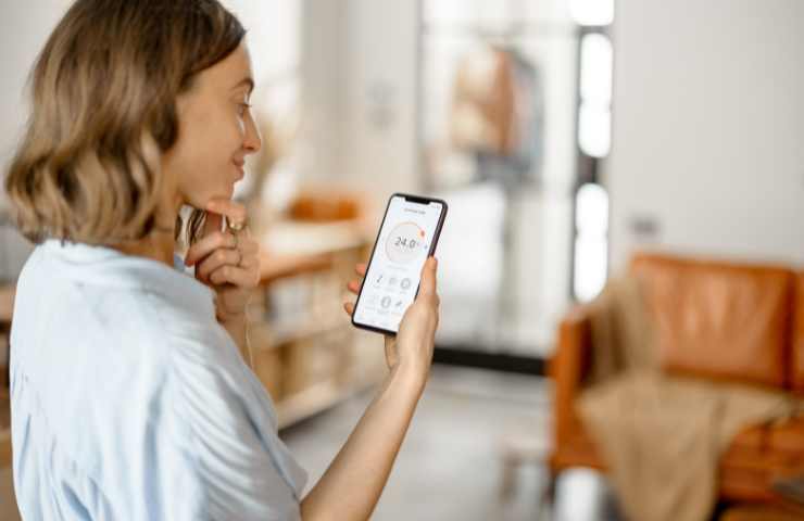 ragazza sorridente vede app su cellulare