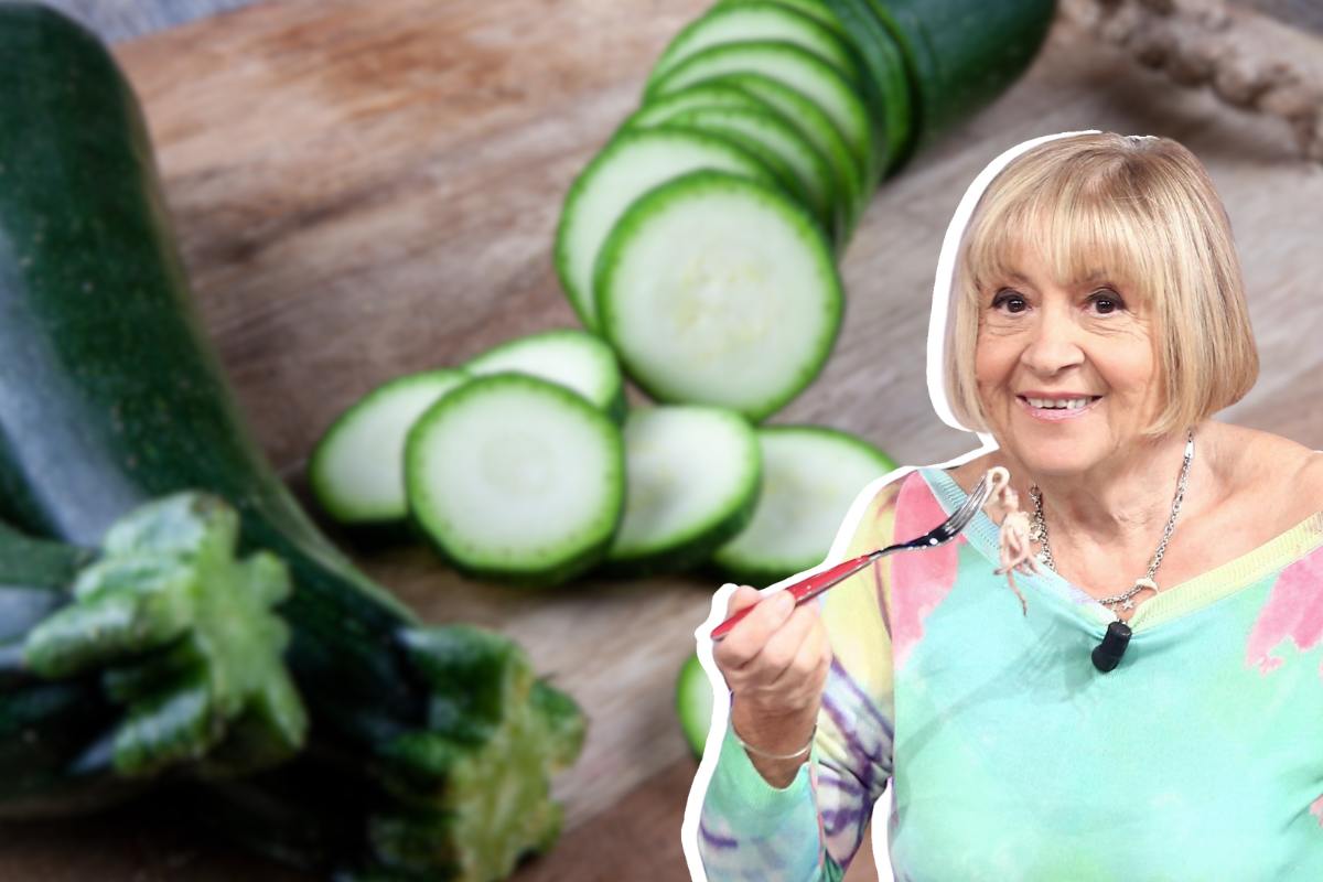 Anna Moroni e nello sfondo zucchine affettate