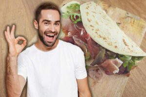 ragazzo e piadina farcita