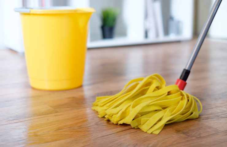 parquet, straccio e secchio