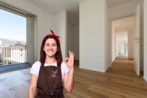 ragazza fa ok, sfondo stanza con parquet