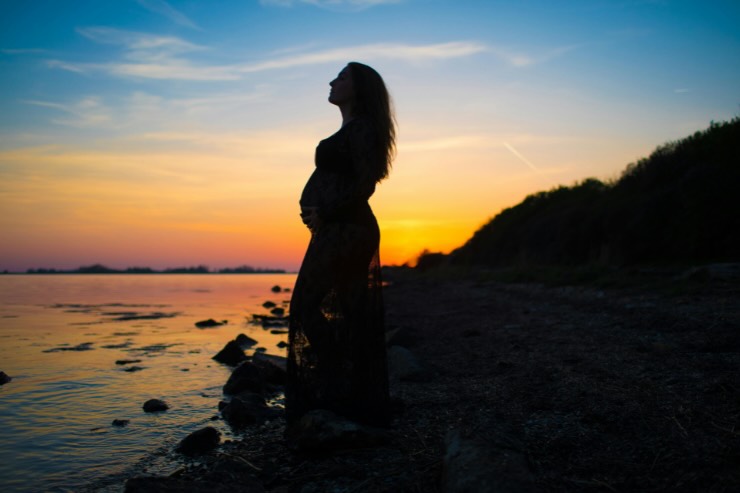 donna al tramonto in gravidanza