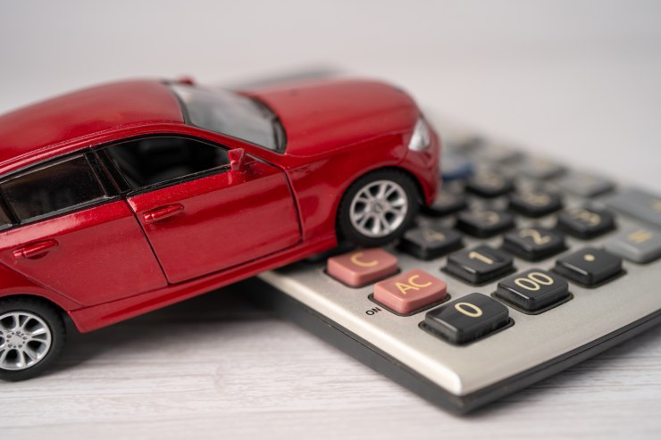 Auto in miniatura sopra calcolatrice