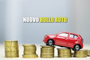 Auto in miniatura che sale pile di monete e scritta "nuovo bollo auto"