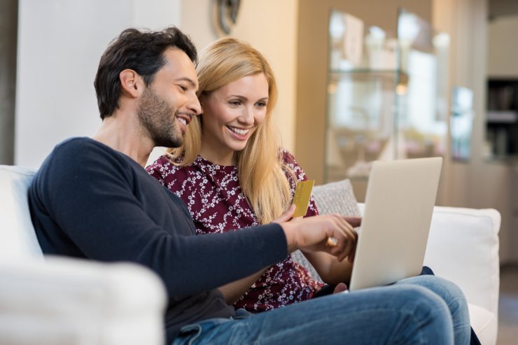 Coppia al pc che scopre di rientrare nella graduatoria per il bonus idrico