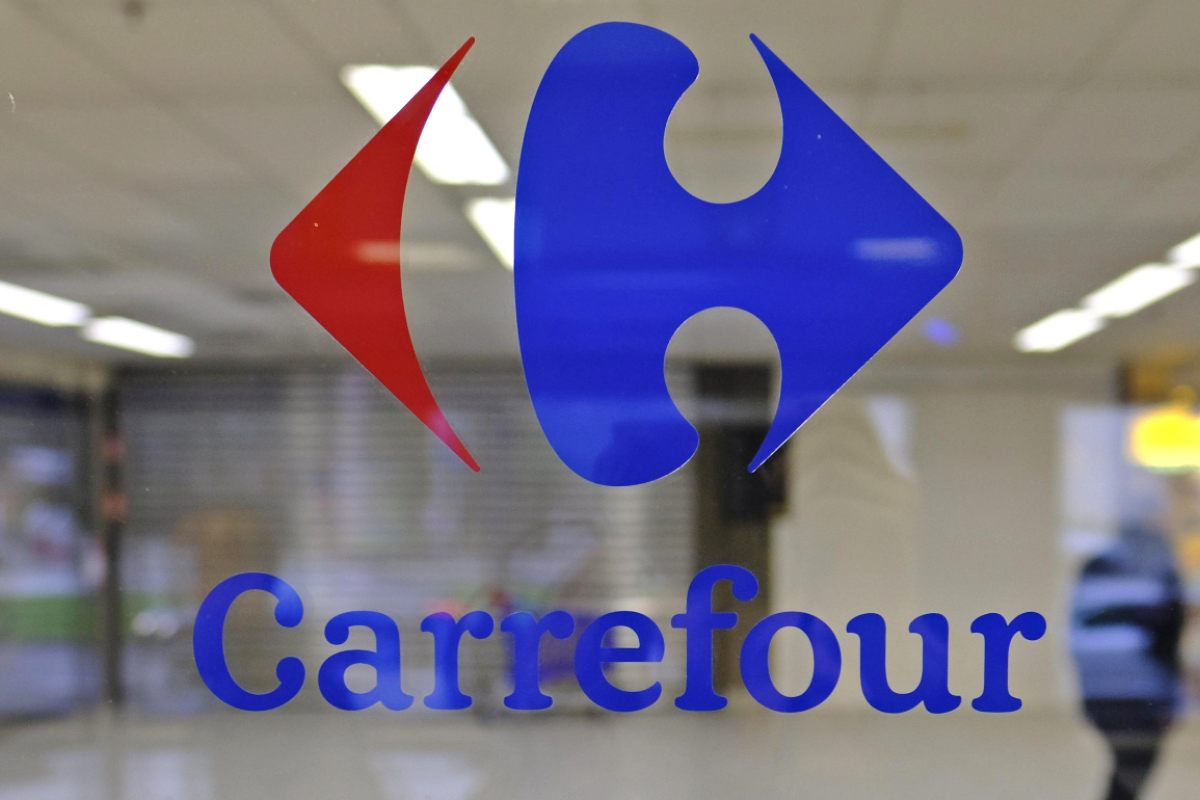 Logo Carrefour su vetrina