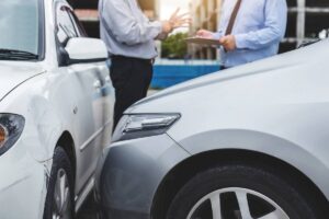 Due automobilisti che compilano la contestazione amichevole dopo un incidente