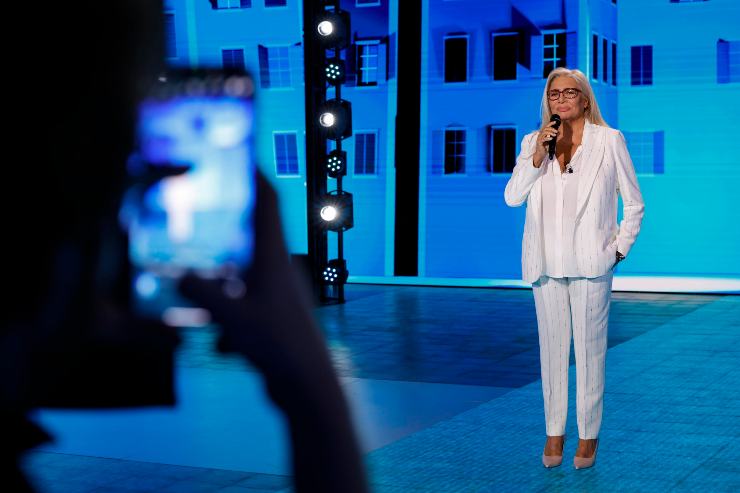 Mara Venier negli studi televisivi di Domenica In