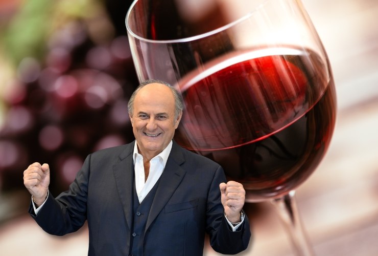 Bicchiere di vino rosso e Gerry Scotti