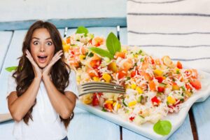 insalata di riso e donna stupita