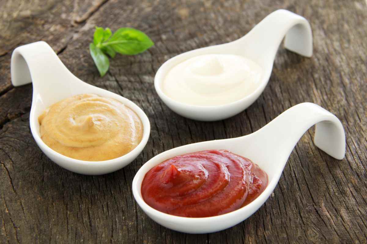 Addio ketchup e maionese, ti svelo come preparare questa salsa green in casa rapida e salutare