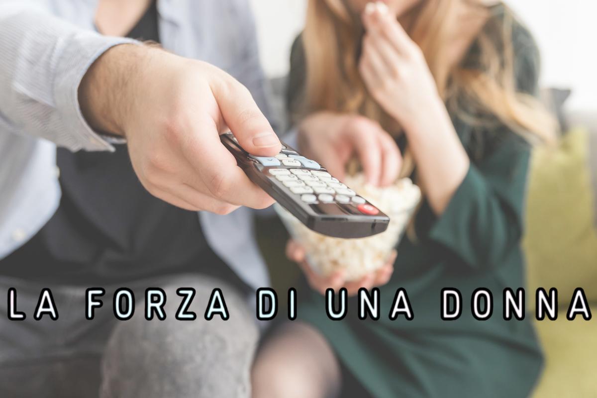 persone con il telecomando in mano e scritta