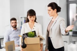 Datore di lavoro donna che licenzia dipendente donna. Collega uomo che guarda