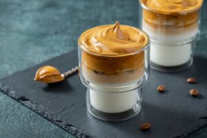 Bicchieri con lo spumone al caffè