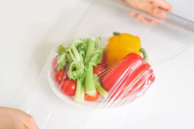 Verdure nel piatto con pellicola trasparente