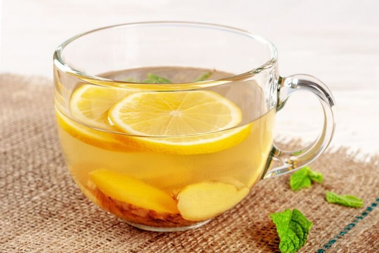 Tazza con acqua, limone e zenzero 