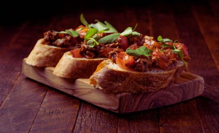 bruschette su un tagliere