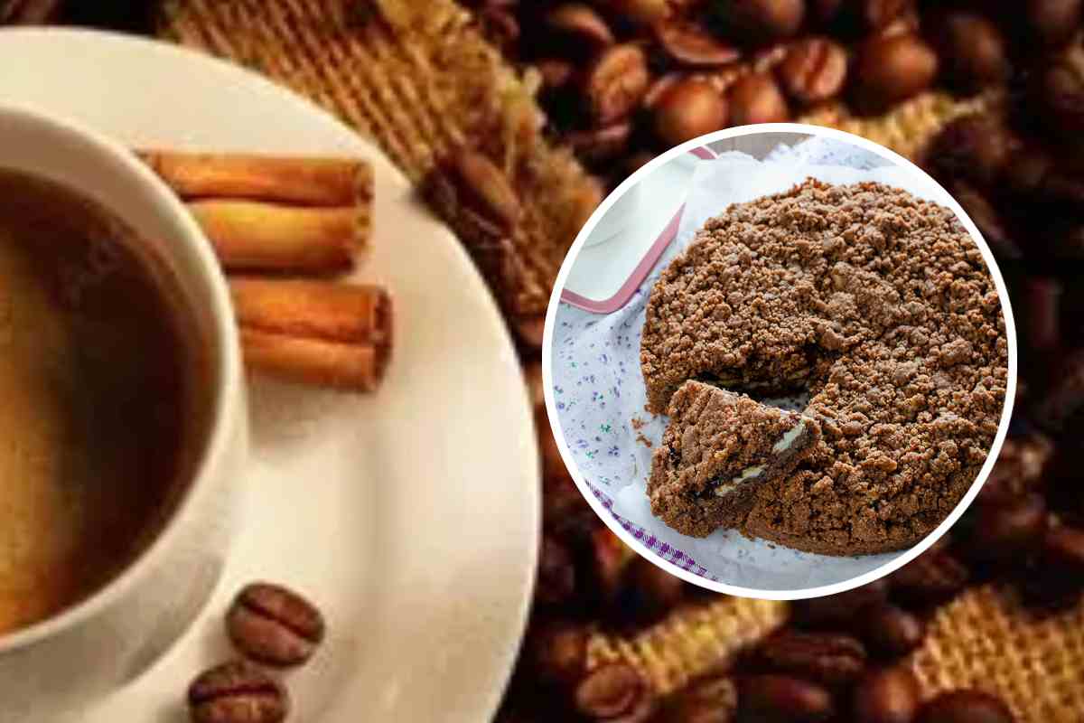 Un caffè con dei chicchi e, in evidenza, una torta alla cioccolata e al caffè