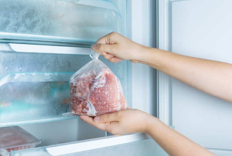 carne surgelata in freezer 
