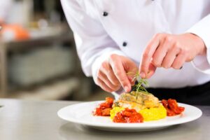 Chef che prepara un piatto