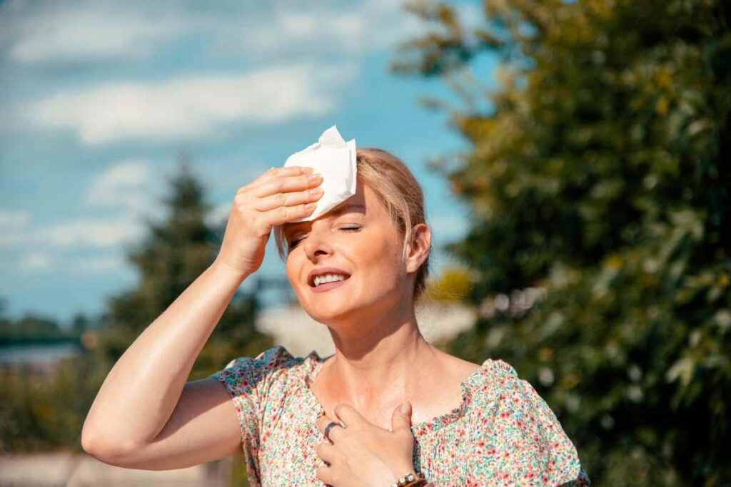 donna accaldata si asciuga sudore