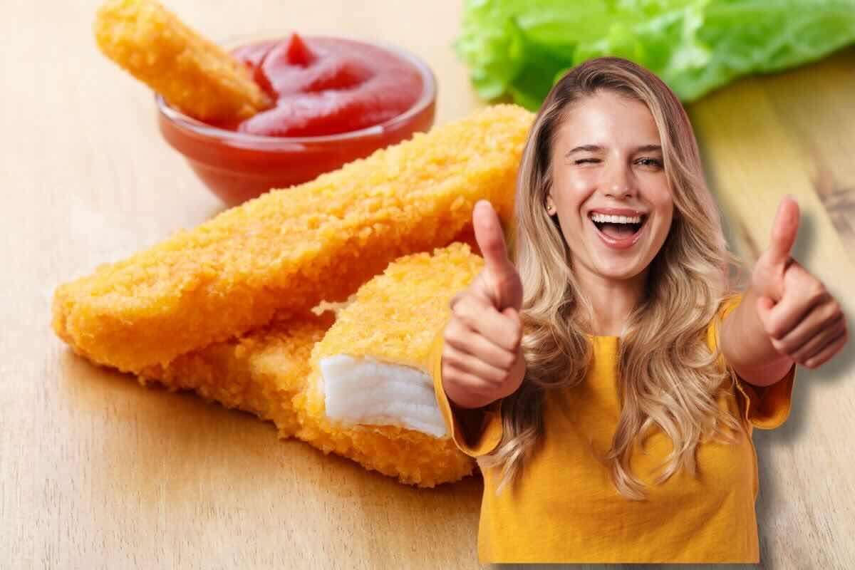 Ragazza con pollice in su e occhiolino, bastoncini, ketchup, insalata