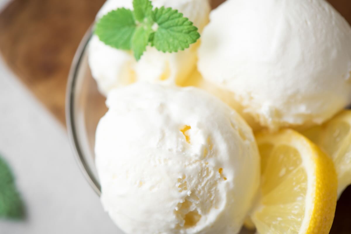 Mica siamo una gelateria! Gelato fatto in casa così: semplice, veloce e squisito al limone