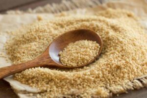 cucchiaio di legno con cous cous