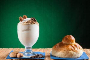 bicchieri di granita alle mandorle e brioche con tuppo
