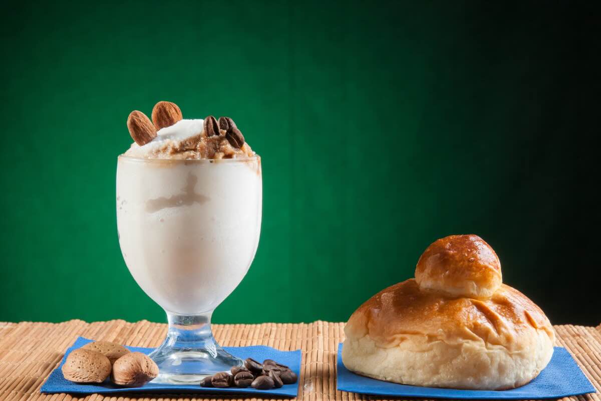 bicchieri di granita alle mandorle e brioche con tuppo