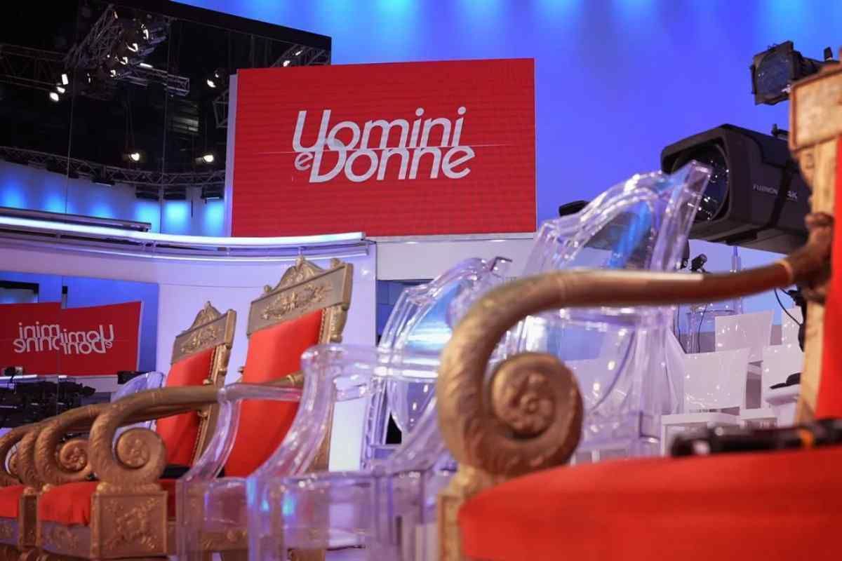 studio uomini e donne troni