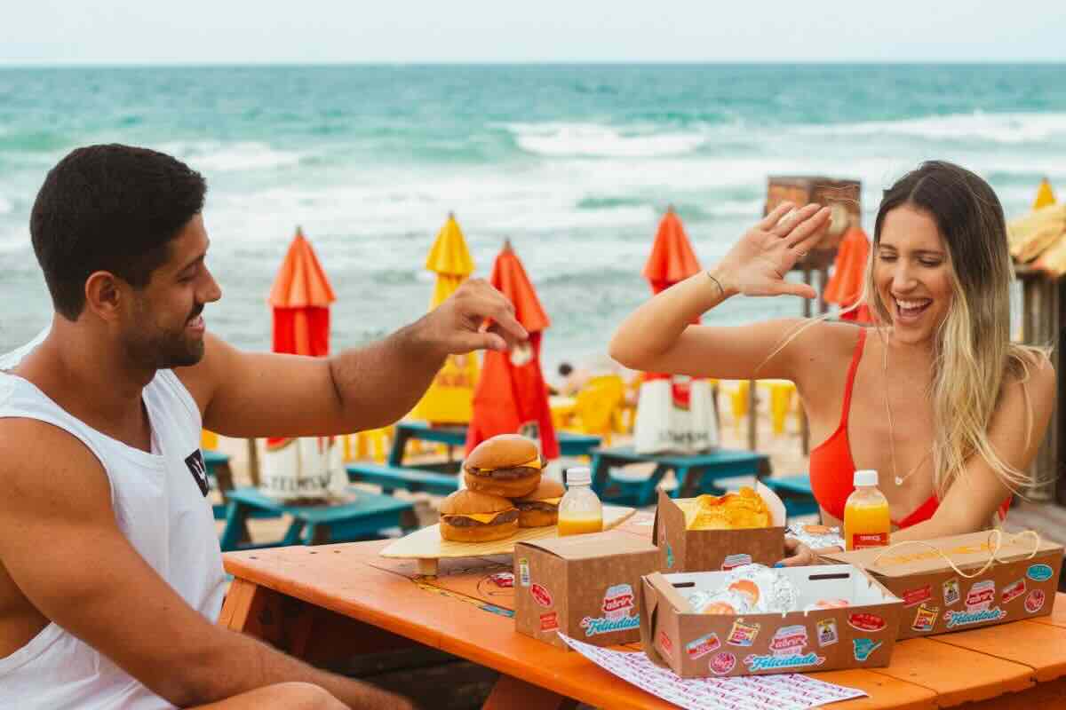 Non mangiare di tutto e di più in spiaggia: questi sono gli alimenti che dovresti evitare