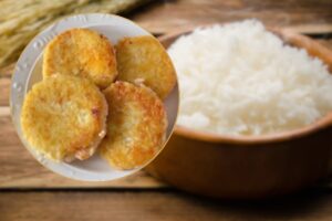 Cotolette di riso e riso in una ciotola