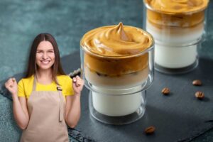 Donna con grembiule esulta, dietro di lei bicchieri con dessert al caffè