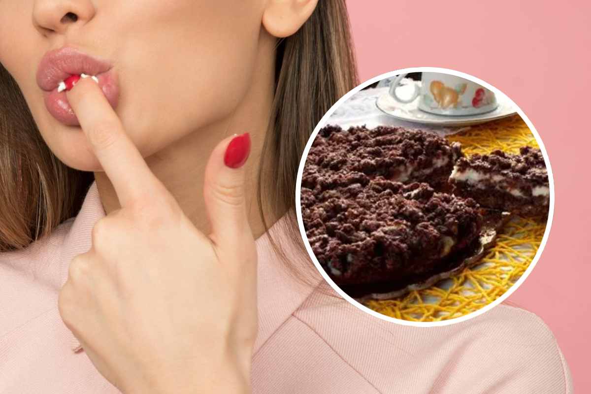 Donna che mette il dito in bocca e, in evidenza, una torta sbriciolata al caffè