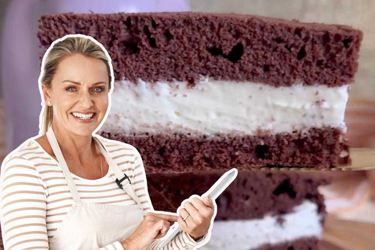 donna con tablet e dolce