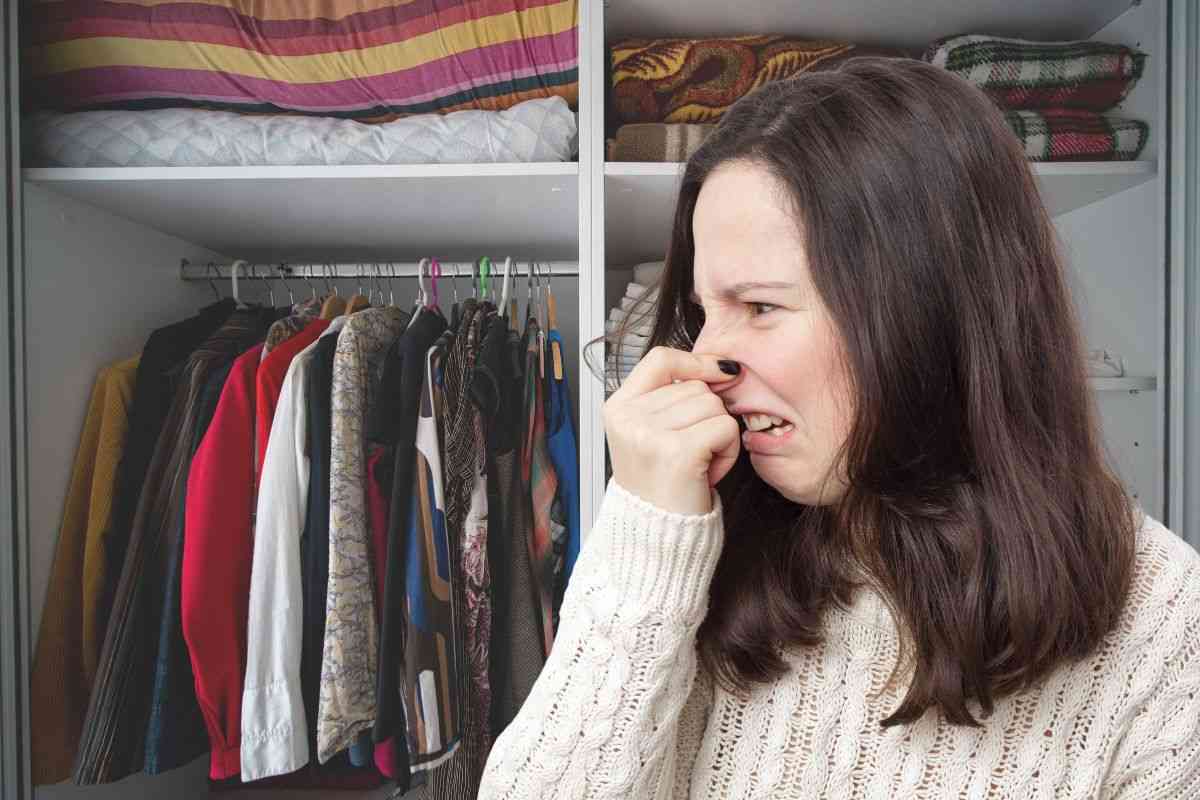 armadio e ragazza. che sente brutto odore