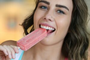 donna che mangia gelato
