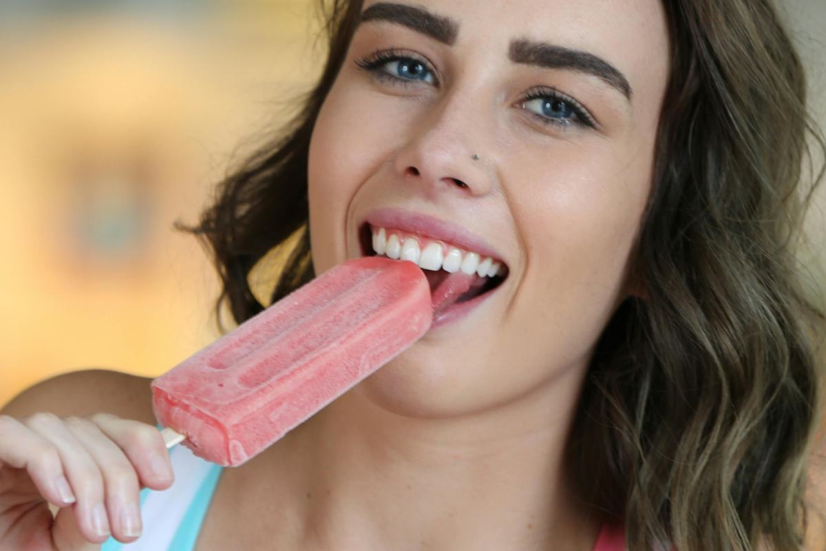 donna che mangia gelato