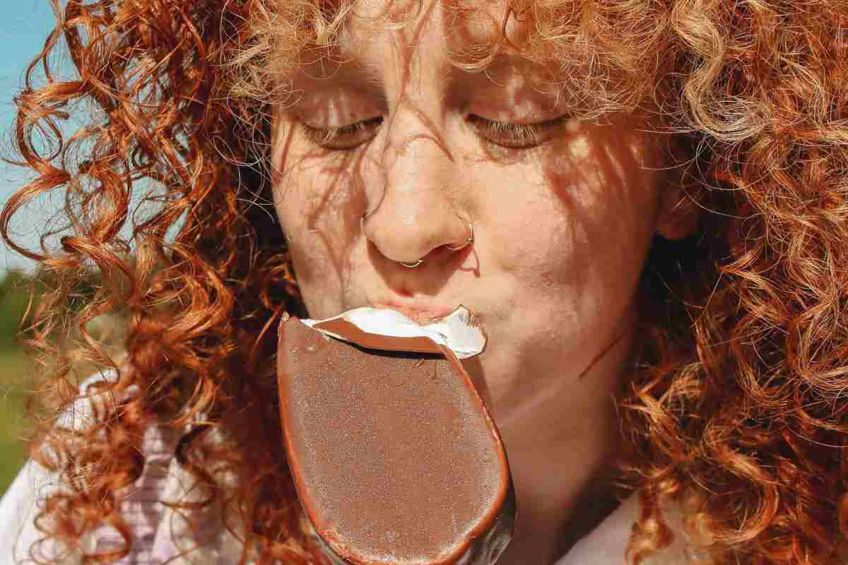 donna che mangia gelato