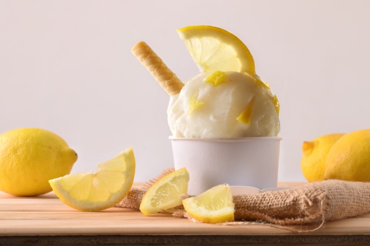 coppetta con gelato al limone e fette di limone